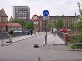Das ist die kleine Fahrradbrücke im Jahr 2006 (nicht von der komischen Beschilderung ablenken lassen).