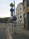 Klicken zum Vergroessern Für die Fahrzeuge aus der Querstraße hat man sich zumindest viel mehr Mühe mit den Verkehrsschildern gemacht.