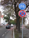 Klicken zum Vergroessern Lediglich diese kleine Engstelle wäre etwas kritisch. Aber viel kritischer als die Überquerung der Hartmannstraße kann es nicht sein.