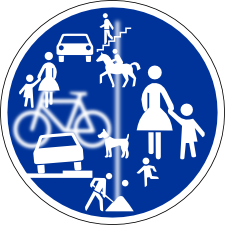 Radwegschild mit Unrat