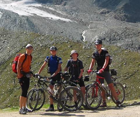 Chris Hbsch, Manuel Mller, Michael Mller und Stefan Mller an der Bergstation des Madritschjochs